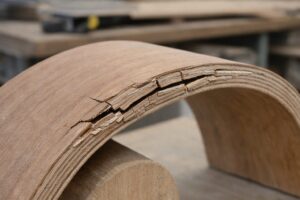 plywood retak saat dilengkung